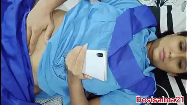 मैं पॉर्न वीडियो देख रही थी तभी अचानक मेरा पड़ोसी आगया और मुझे देख लिया गांड़ में उंगली करते हुय