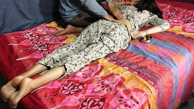 Hermosa adolescente masajea sus tetas con aceite y es follada por su cuñado desi sexo tabú incesto familia 🤐👅🤫