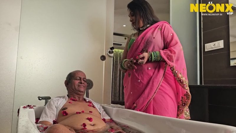 Bahu chaud indien baisé par Sasur Ji plus fort et ses seins sucent une grosse bite et lui lèchent la chatte